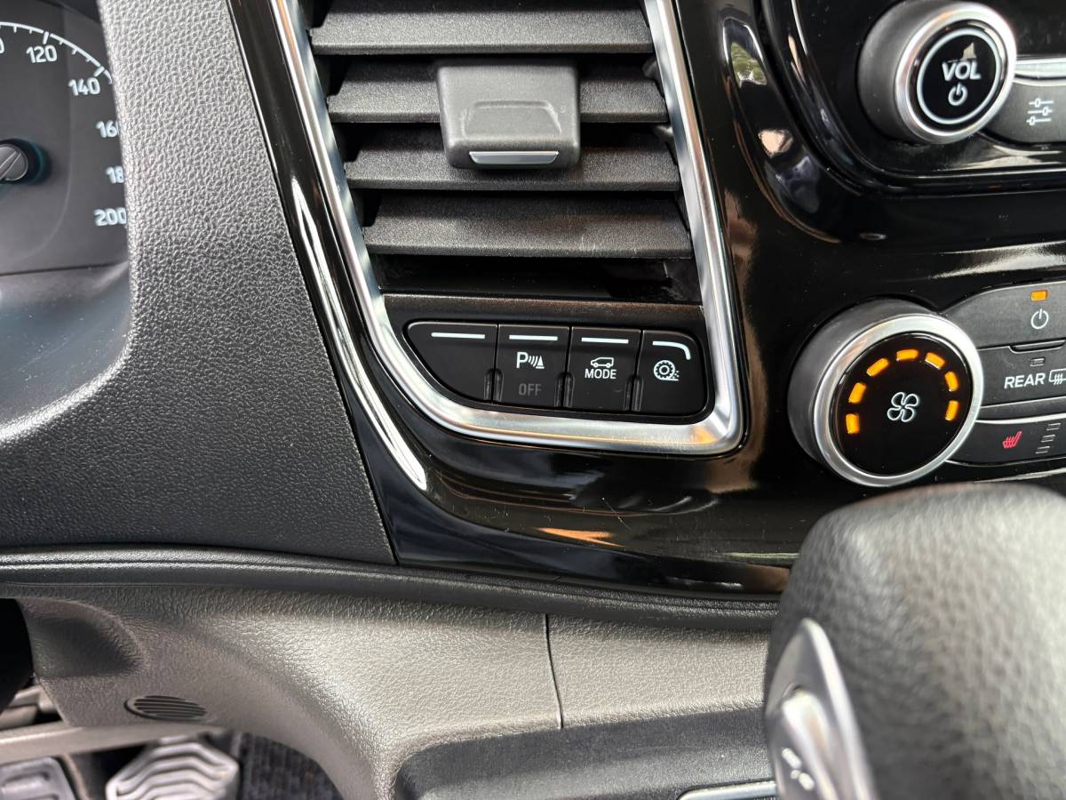 Ford Transit Custom Ford Transit Custom 300 2.0 TDCI L2H1 Limited DC|Nieuwe distributieriem! 170PK|adaptieve.cruise|airco|camera|apple carplay