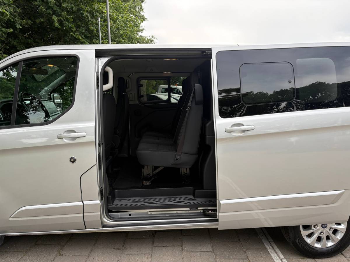 Ford Transit Custom Ford Transit Custom 300 2.0 TDCI L2H1 Limited DC|Nieuwe distributieriem! 170PK|adaptieve.cruise|airco|camera|apple carplay