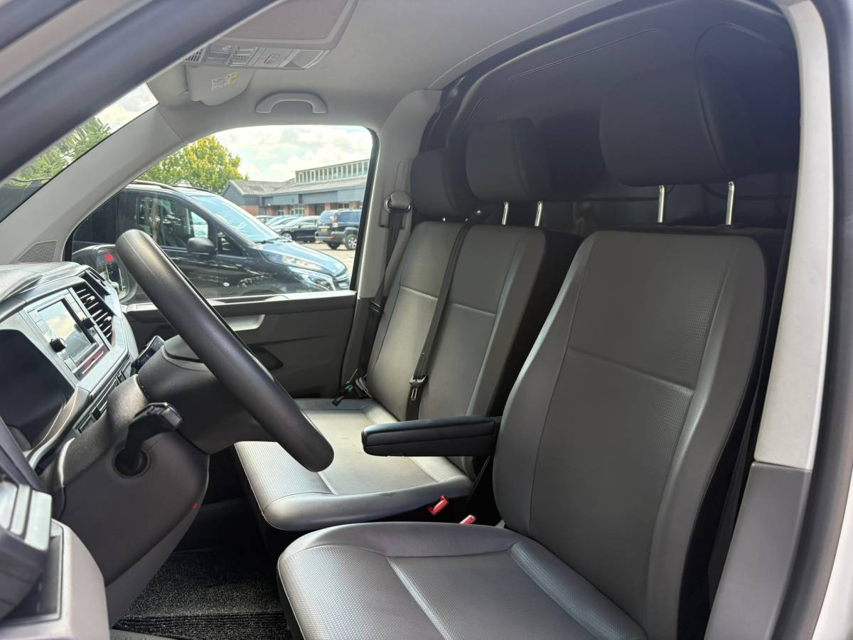 Volkswagen Transporter Volkswagen TRANSPORTER 2.0 TDI L2H1 150PK!|DSG Automaat|cruise control|airco|achteruitrijcamera|apple carplay|drie zitplaatsen
