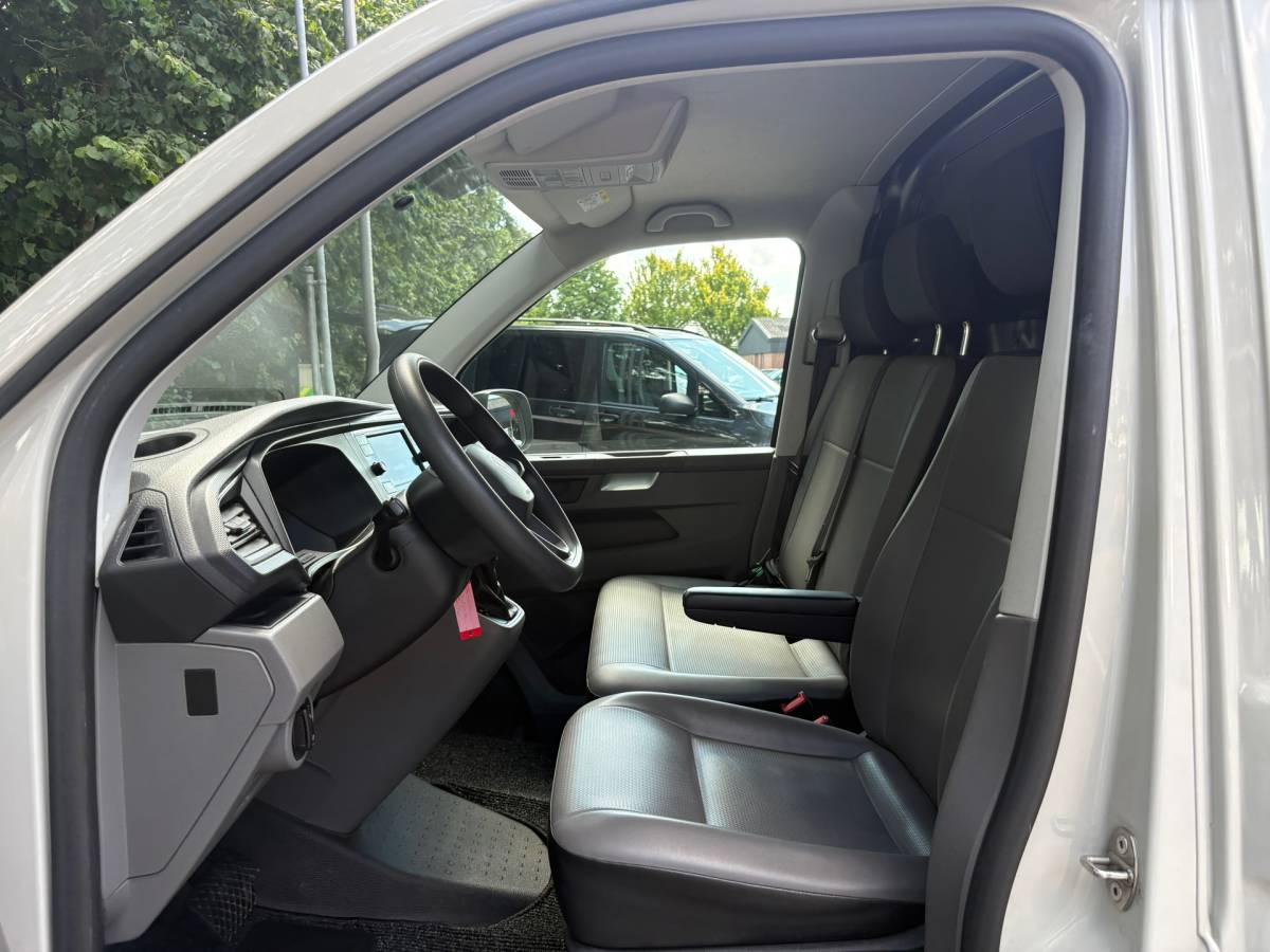 Volkswagen Transporter Volkswagen TRANSPORTER 2.0 TDI L2H1 150PK!|DSG Automaat|cruise control|airco|achteruitrijcamera|apple carplay|drie zitplaatsen