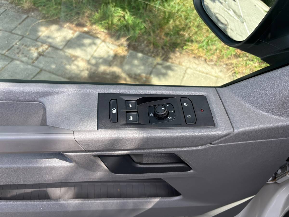 Volkswagen Transporter Volkswagen TRANSPORTER 2.0 TDI L2H1 150PK!|DSG Automaat|cruise control|airco|achteruitrijcamera|apple carplay|drie zitplaatsen