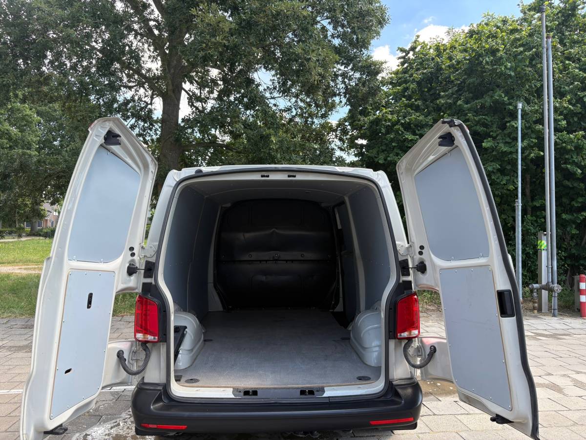 Volkswagen Transporter Volkswagen TRANSPORTER 2.0 TDI L2H1 150PK!|DSG Automaat|cruise control|airco|achteruitrijcamera|apple carplay|drie zitplaatsen