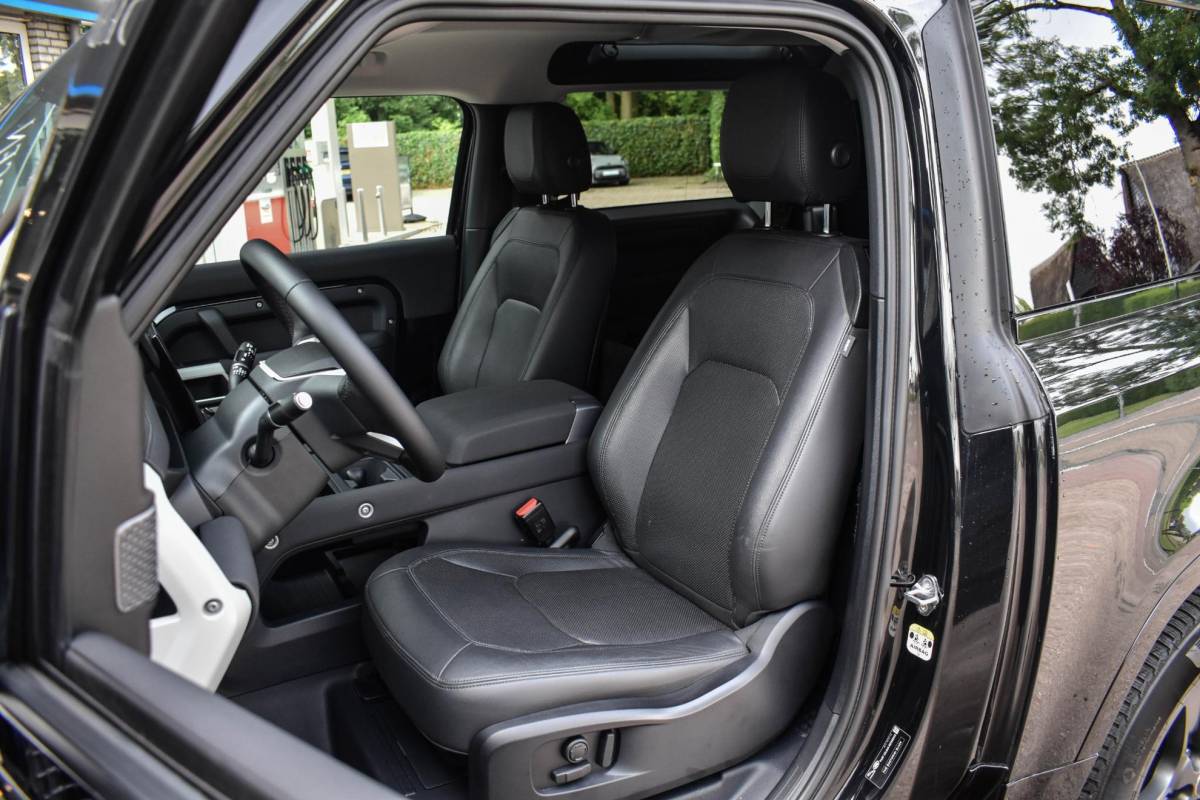 Land Rover Defender Land Rover Defender 3.0 D200 90 MHEV SE 90 Trekhaak Meridian Sound Leder