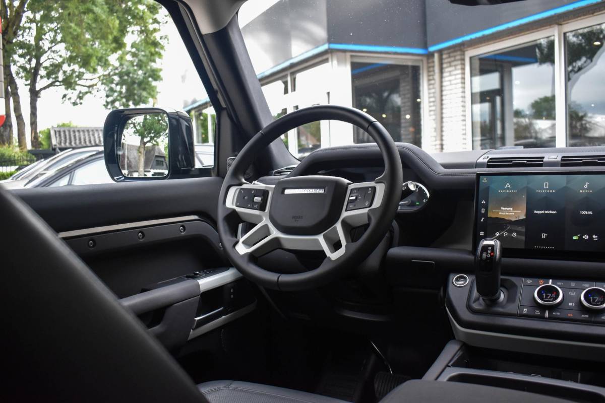 Land Rover Defender Land Rover Defender 3.0 D200 90 MHEV SE 90 Trekhaak Meridian Sound Leder