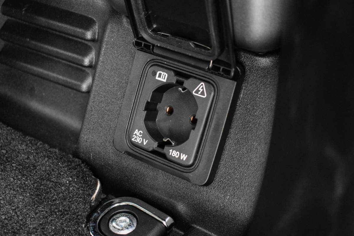 Land Rover Defender Land Rover Defender 3.0 D200 90 MHEV SE 90 Trekhaak Meridian Sound Leder