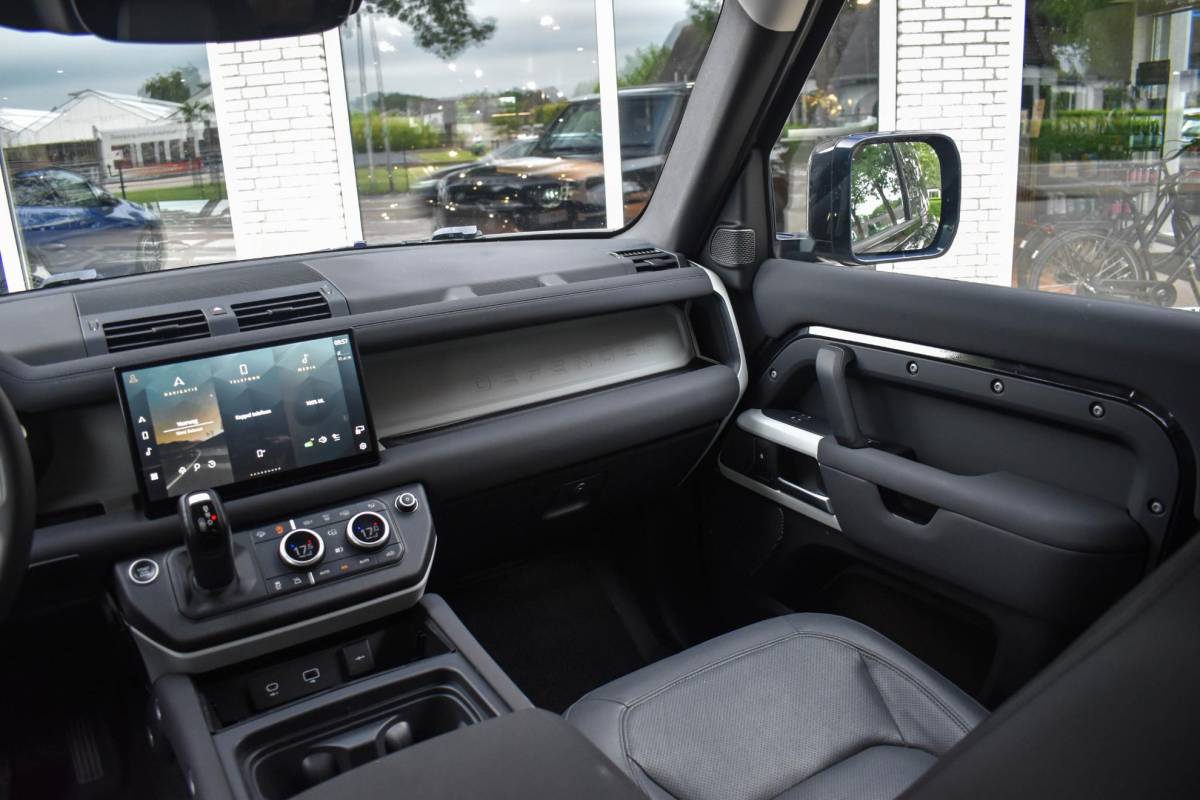 Land Rover Defender Land Rover Defender 3.0 D200 90 MHEV SE 90 Trekhaak Meridian Sound Leder