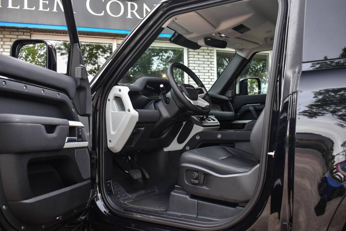 Land Rover Defender Land Rover Defender 3.0 D200 90 MHEV SE 90 Trekhaak Meridian Sound Leder