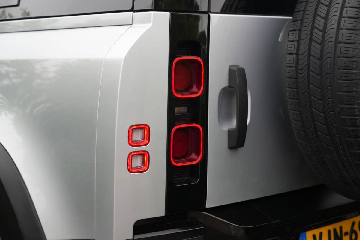 Land Rover Defender Land Rover Defender 2.0 D240 110 HSE Pano Grijs kenteken Perfect onderhouden