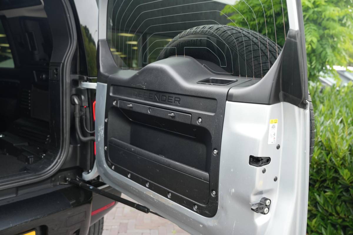 Land Rover Defender Land Rover Defender 2.0 D240 110 HSE Pano Grijs kenteken Perfect onderhouden