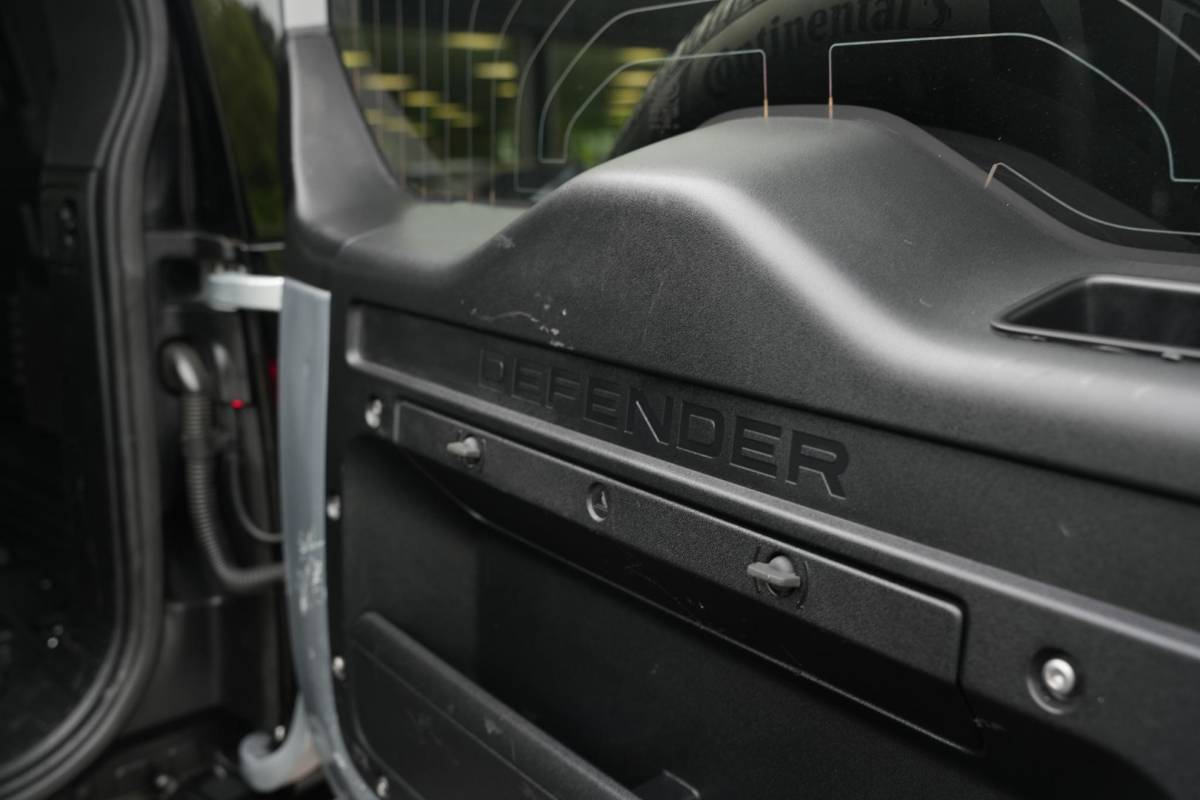 Land Rover Defender Land Rover Defender 2.0 D240 110 HSE Pano Grijs kenteken Perfect onderhouden