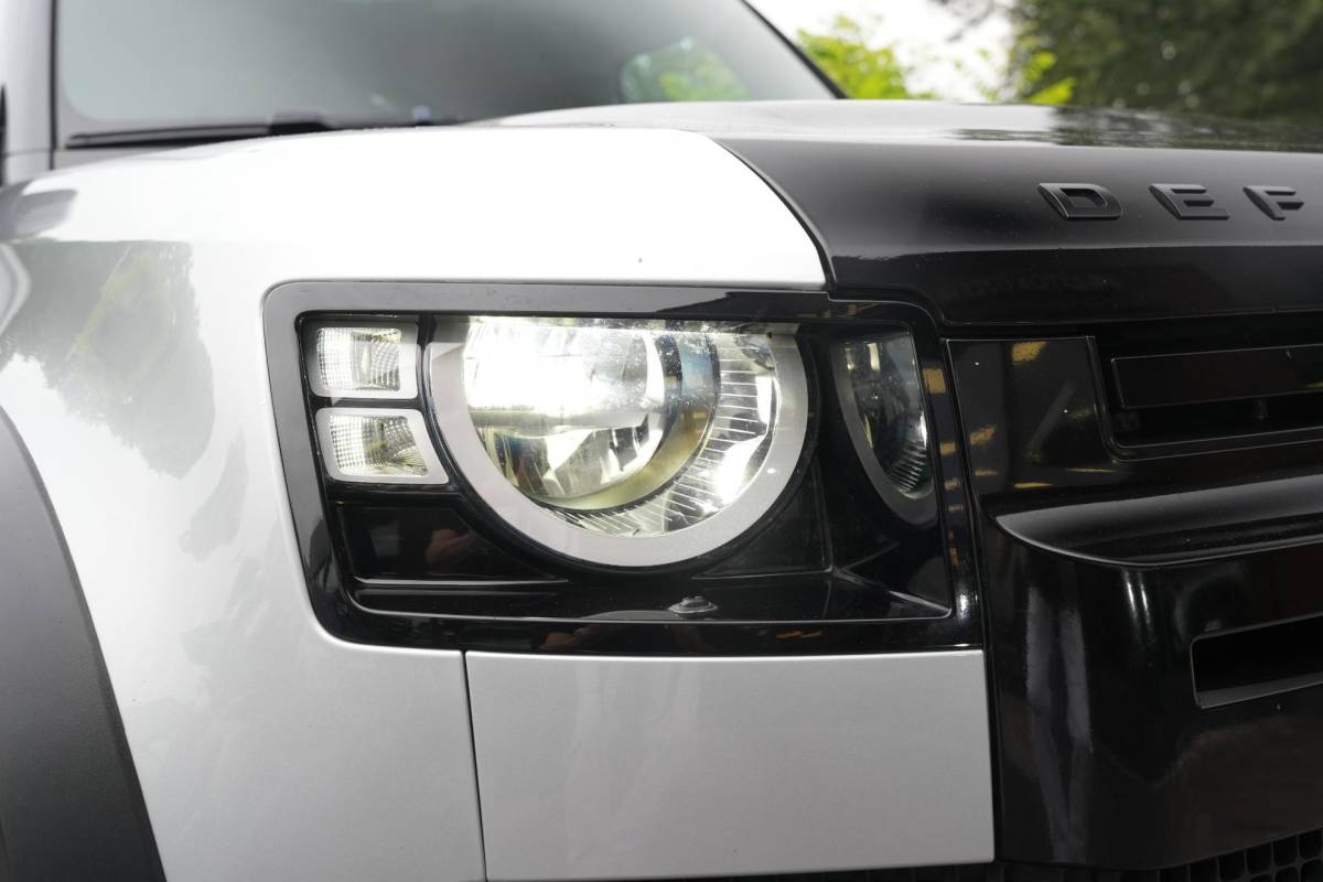 Land Rover Defender Land Rover Defender 2.0 D240 110 HSE Pano Grijs kenteken Perfect onderhouden