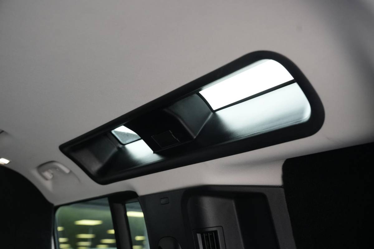 Land Rover Defender Land Rover Defender 2.0 D240 110 HSE Pano Grijs kenteken Perfect onderhouden