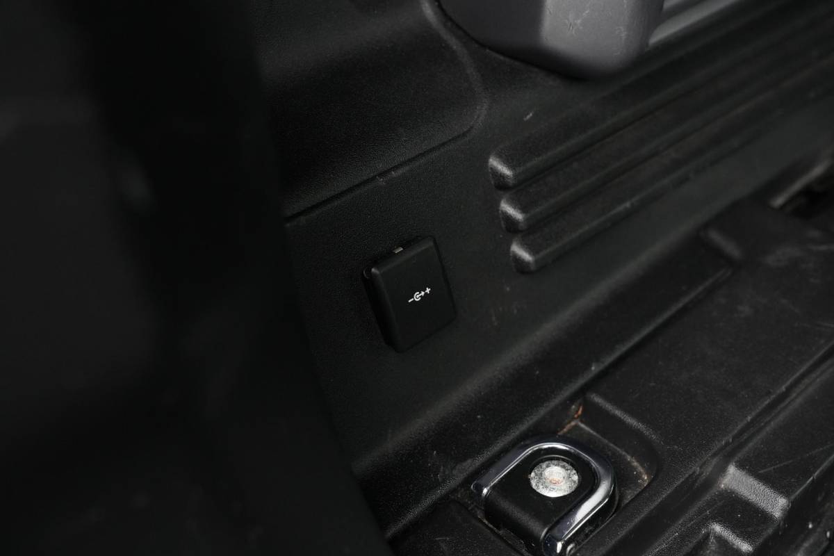 Land Rover Defender Land Rover Defender 2.0 D240 110 HSE Pano Grijs kenteken Perfect onderhouden