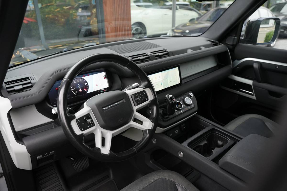 Land Rover Defender Land Rover Defender 2.0 D240 110 HSE Pano Grijs kenteken Perfect onderhouden