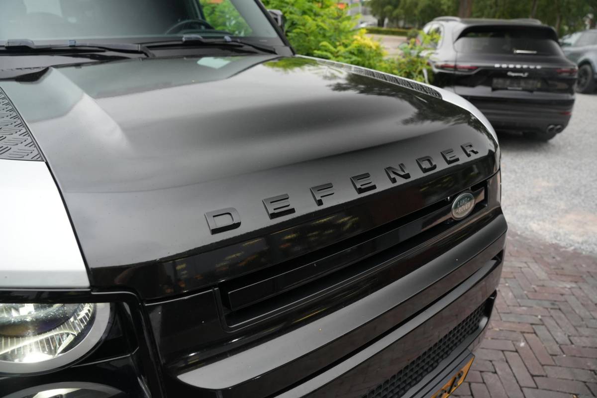 Land Rover Defender Land Rover Defender 2.0 D240 110 HSE Pano Grijs kenteken Perfect onderhouden