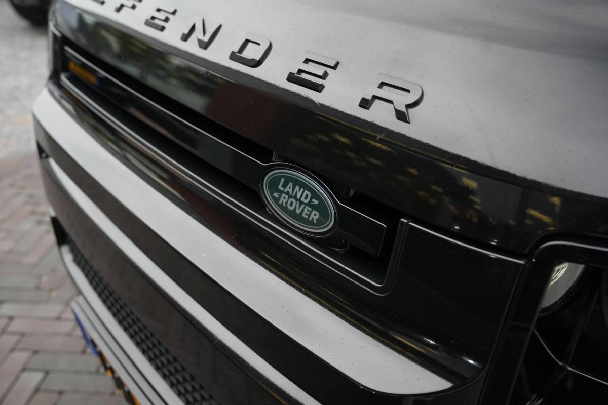 Land Rover Defender Land Rover Defender 2.0 D240 110 HSE Pano Grijs kenteken Perfect onderhouden