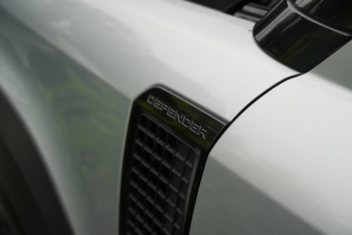 Land Rover Defender Land Rover Defender 2.0 D240 110 HSE Pano Grijs kenteken Perfect onderhouden