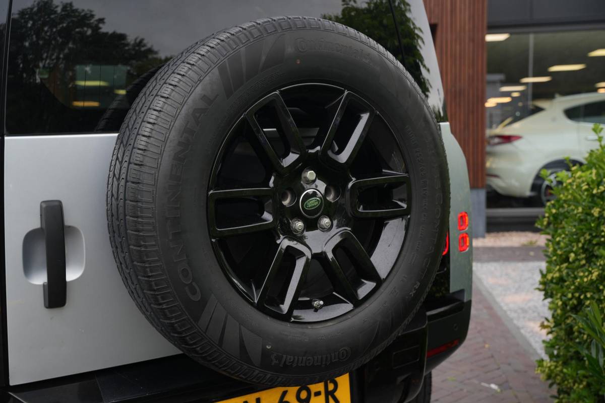 Land Rover Defender Land Rover Defender 2.0 D240 110 HSE Pano Grijs kenteken Perfect onderhouden