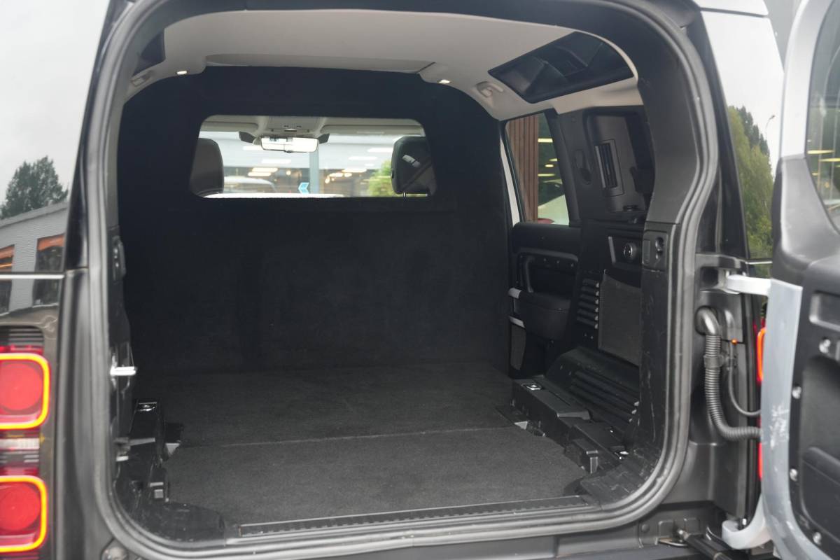 Land Rover Defender Land Rover Defender 2.0 D240 110 HSE Pano Grijs kenteken Perfect onderhouden
