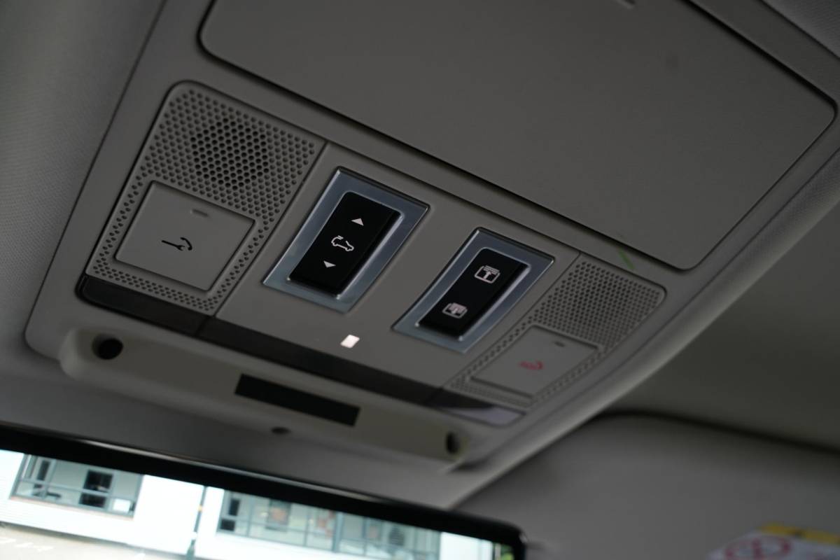 Land Rover Defender Land Rover Defender 2.0 D240 110 HSE Pano Grijs kenteken Perfect onderhouden