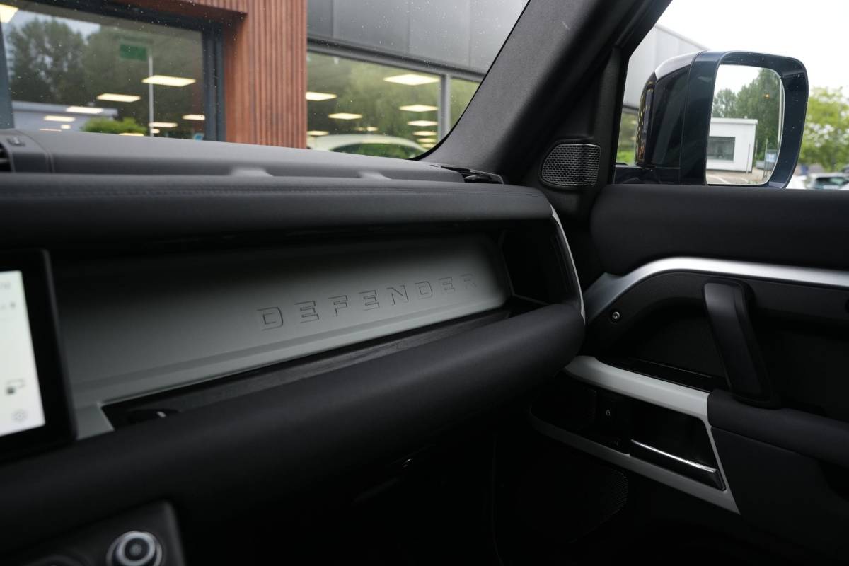 Land Rover Defender Land Rover Defender 2.0 D240 110 HSE Pano Grijs kenteken Perfect onderhouden