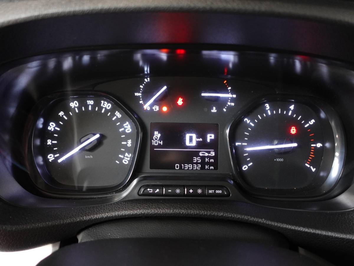 Opel Vivaro Opel Vivaro 2.0 CDTI 145 pk L3H1 Edition 3-zits Automaat Airco Navigatie Bluetooth Trekhaak