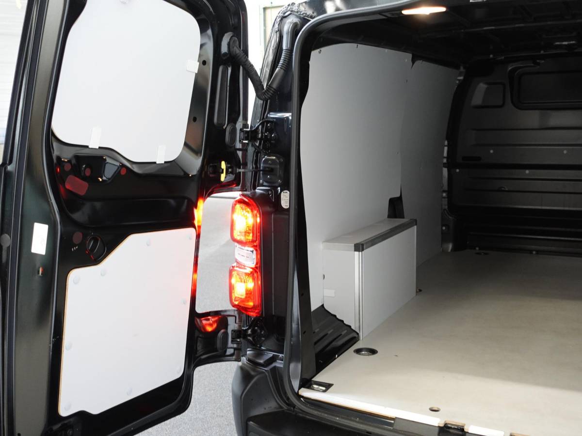 Opel Vivaro Opel Vivaro 2.0 CDTI 145 pk L3H1 Edition 3-zits Automaat Airco Navigatie Bluetooth Trekhaak