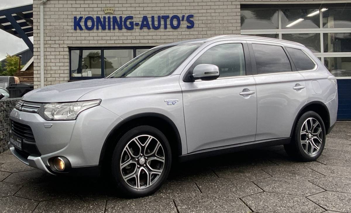 Mitsubishi Outlander Mitsubishi Outlander 2.0 PHEV Executive Edition X-Line/ 4WD/ Cam/ Standkachel/ Premium Audio
