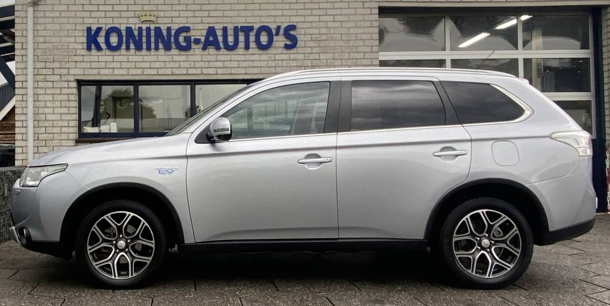 Mitsubishi Outlander Mitsubishi Outlander 2.0 PHEV Executive Edition X-Line/ 4WD/ Cam/ Standkachel/ Premium Audio