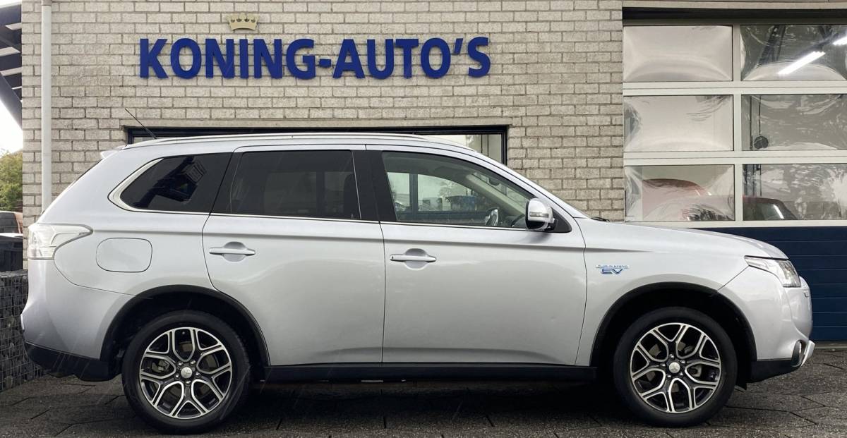 Mitsubishi Outlander Mitsubishi Outlander 2.0 PHEV Executive Edition X-Line/ 4WD/ Cam/ Standkachel/ Premium Audio