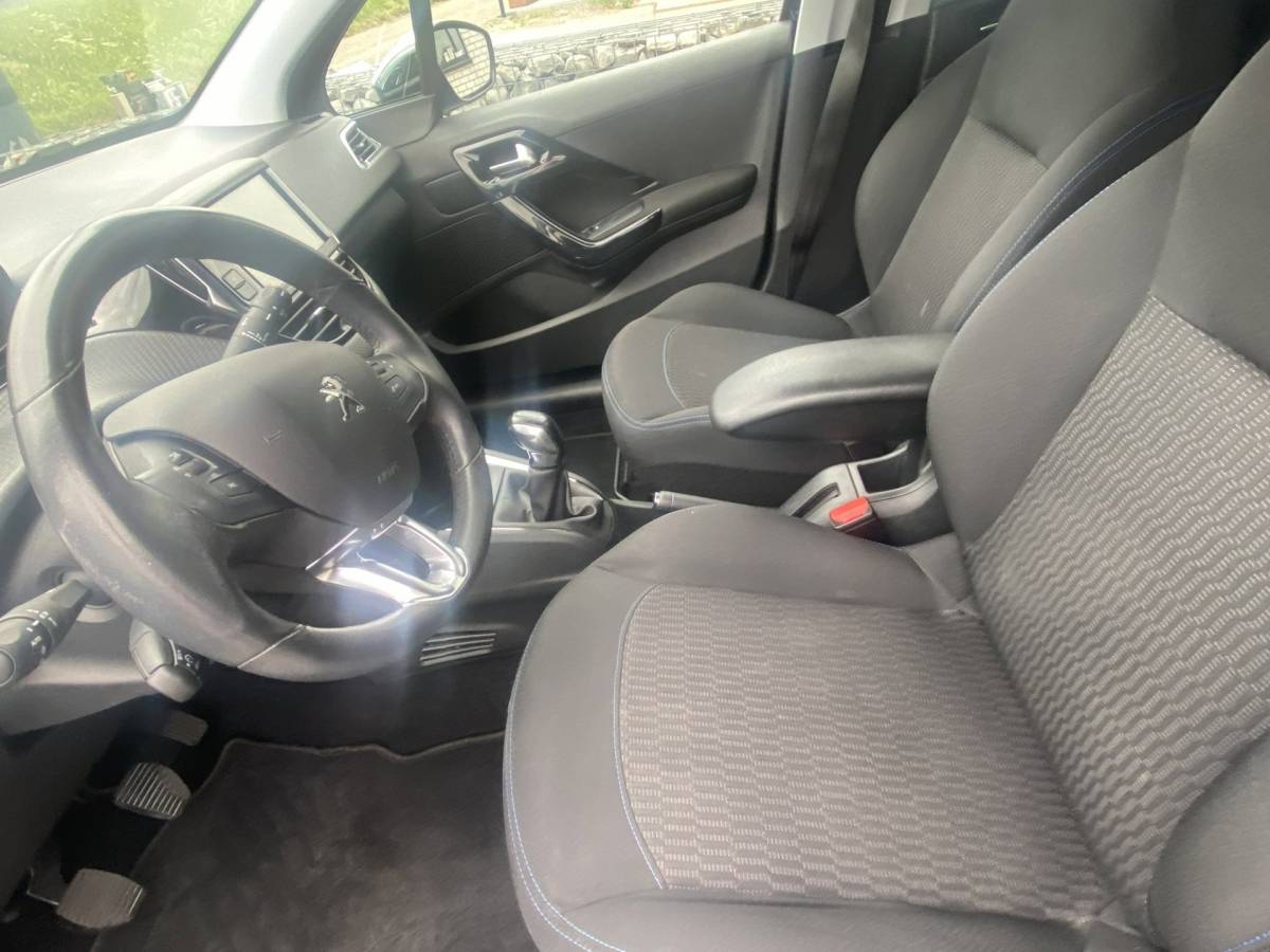 Peugeot 208 Peugeot 208 1.2 PureTech Signature/ Airco/ Carplay/ Parkassist/ PrivacyGlass/ NAP