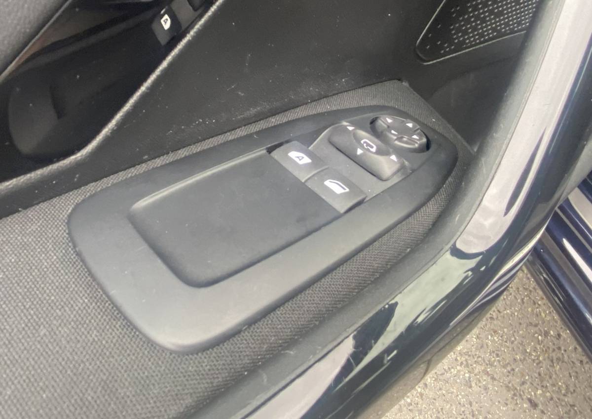 Peugeot 208 Peugeot 208 1.2 PureTech Signature/ Airco/ Carplay/ Parkassist/ PrivacyGlass/ NAP