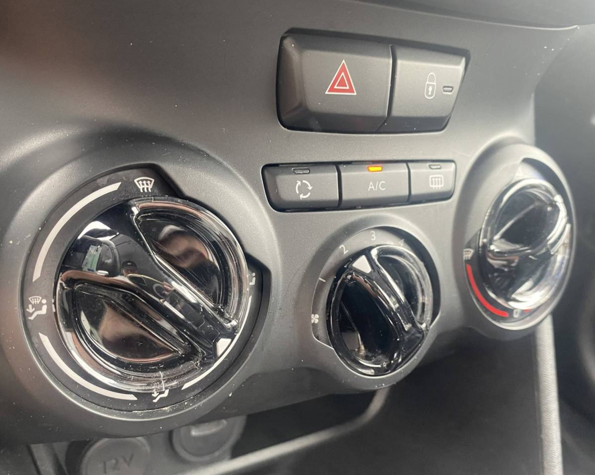 Peugeot 208 Peugeot 208 1.2 PureTech Signature/ Airco/ Carplay/ Parkassist/ PrivacyGlass/ NAP