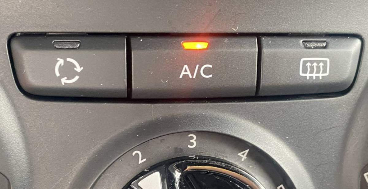 Peugeot 208 Peugeot 208 1.2 PureTech Signature/ Airco/ Carplay/ Parkassist/ PrivacyGlass/ NAP
