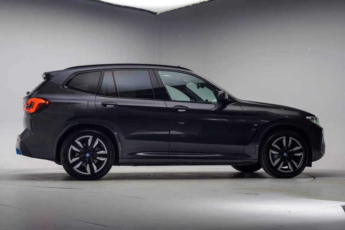 BMW iX3 BMW iX3 M Sport High Executive 80 kWh 3-fase [ Panorama Leder Adapt.cruise Camera ]