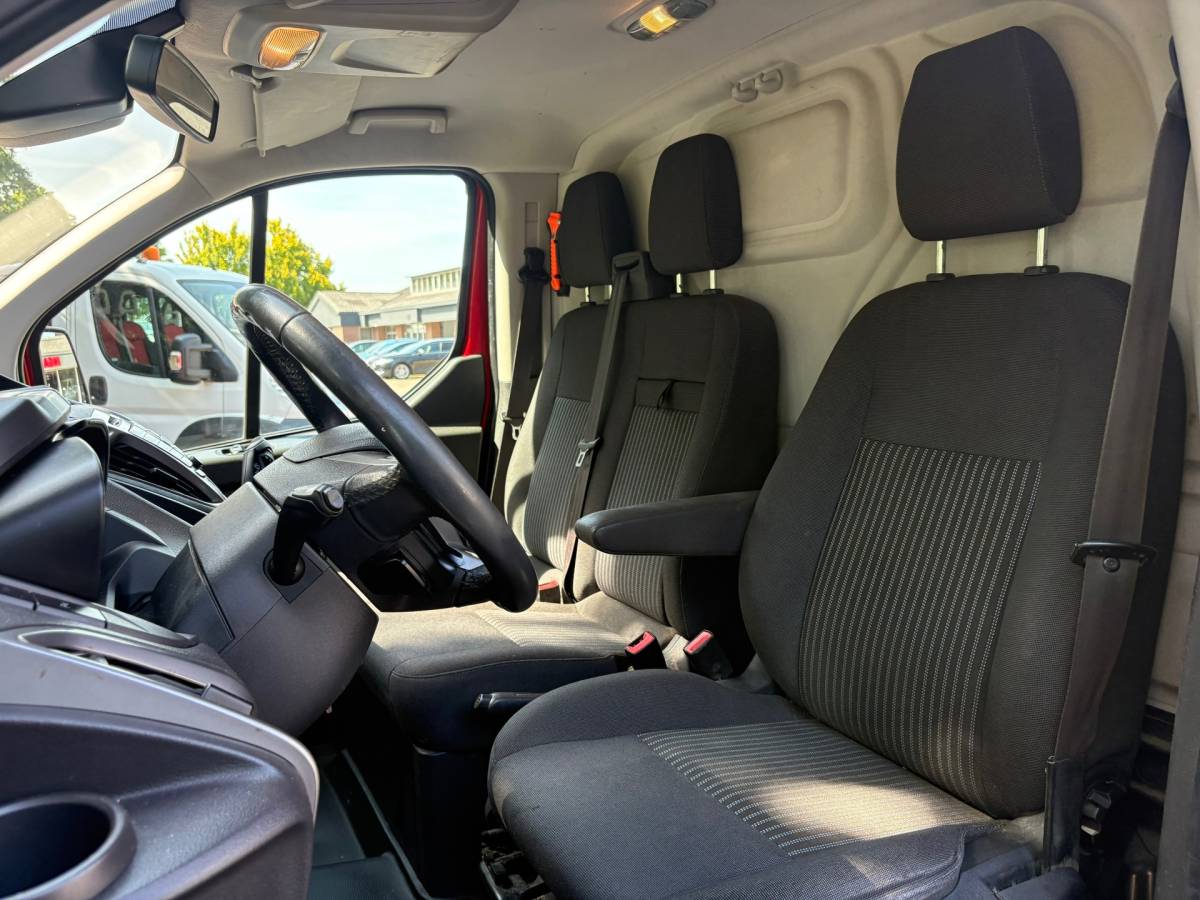 Ford Transit Custom Ford Transit Custom 330 2.2 TDCI L1H1 Trend|NAP|125PK|airco|cruise|achteruitrijcamera|navi|parkeersensoren|bluetooth