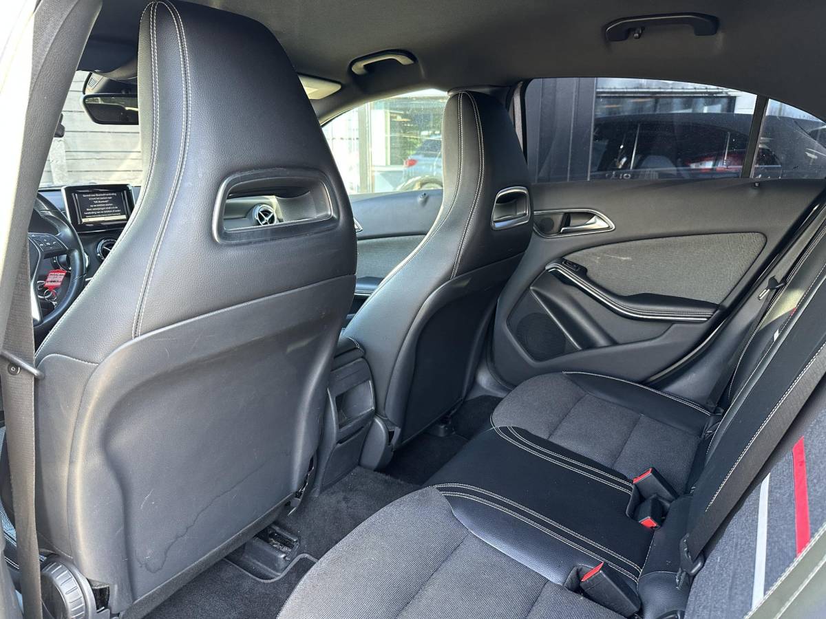 Mercedes-Benz A-Klasse Mercedes-Benz A-klasse 180 Ambition 122PK | Navigatie | Stoelverwarming | 2 Sleutels | Lang in bezit geweest |