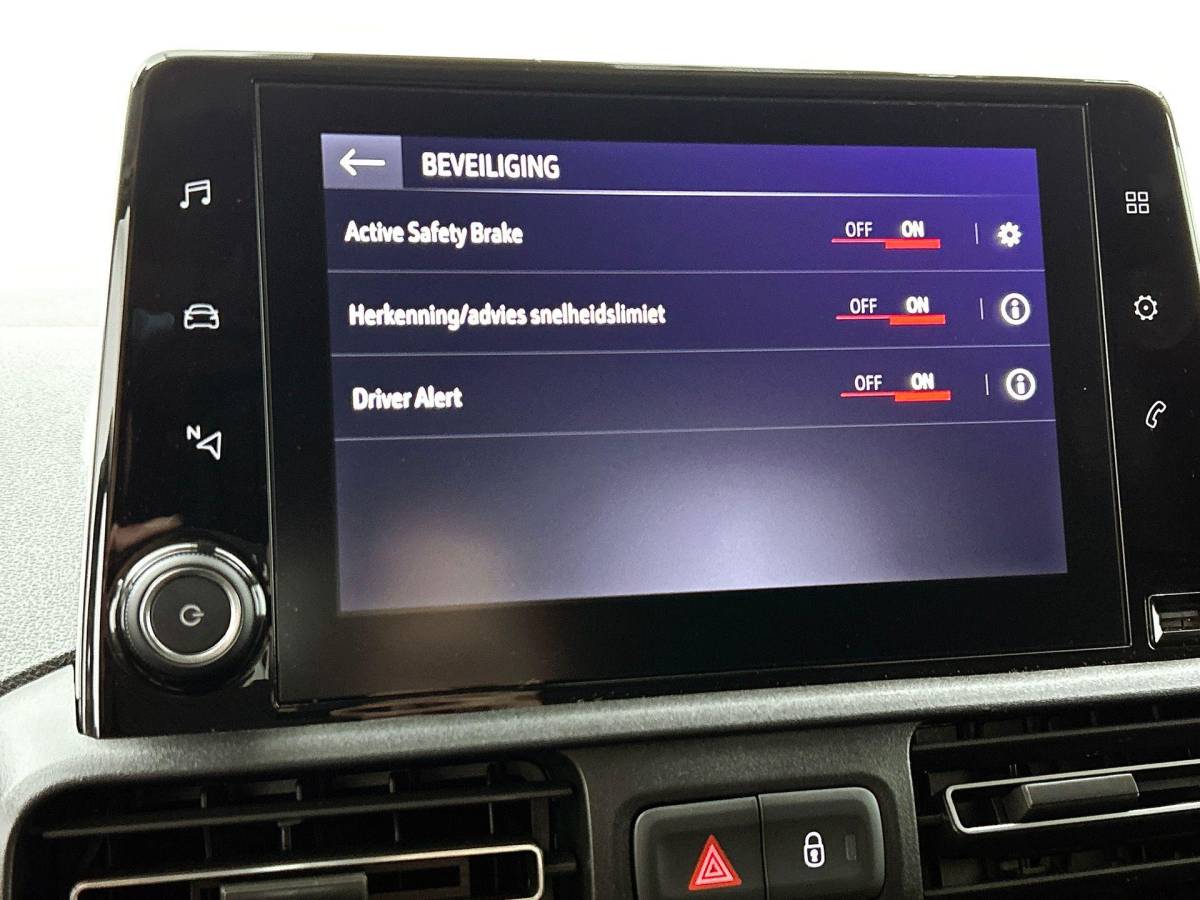 Opel Combo Opel Combo 130pk L1 Automaat Apple Carplay Trekhaak Parkeersensoren Airco Cruise control 2-zits