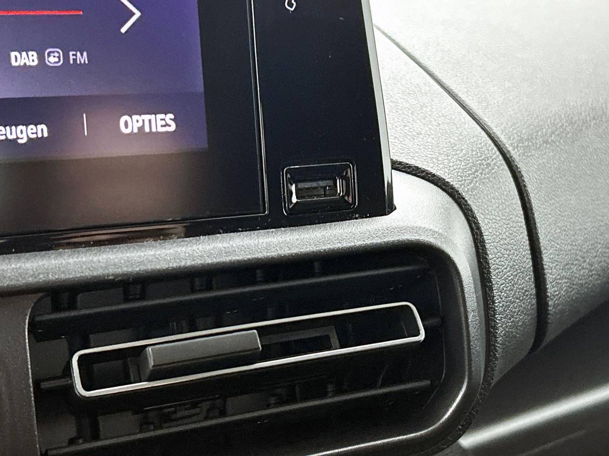 Opel Combo Opel Combo 130pk L1 Automaat Apple Carplay Trekhaak Parkeersensoren Airco Cruise control 2-zits