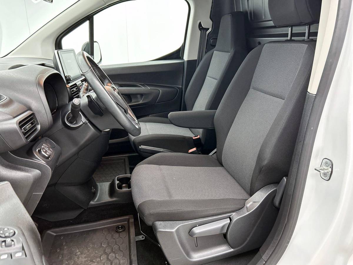 Opel Combo Opel Combo 130pk L1 Automaat Apple Carplay Trekhaak Parkeersensoren Airco Cruise control 2-zits