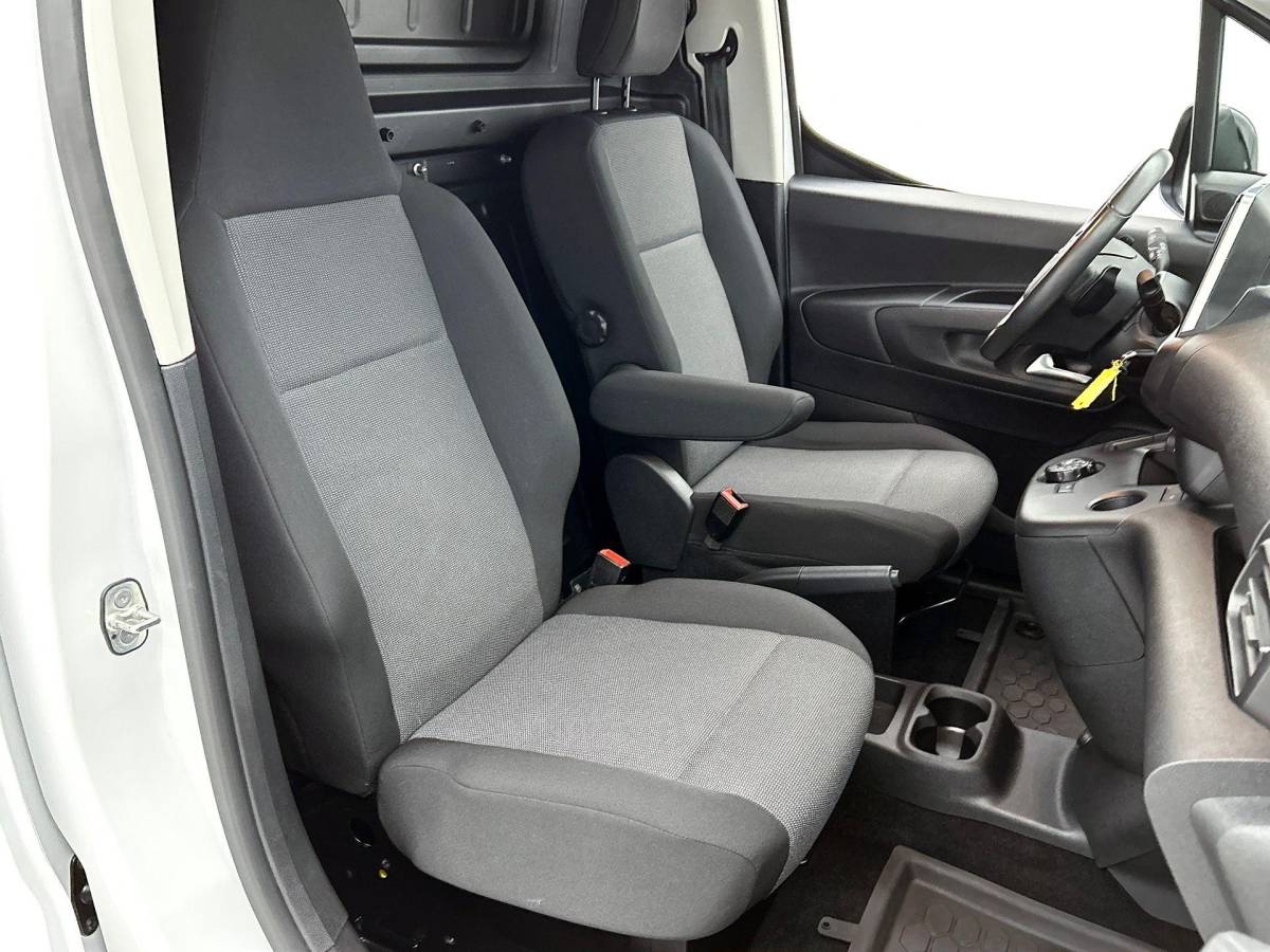 Opel Combo Opel Combo 130pk L1 Automaat Apple Carplay Trekhaak Parkeersensoren Airco Cruise control 2-zits