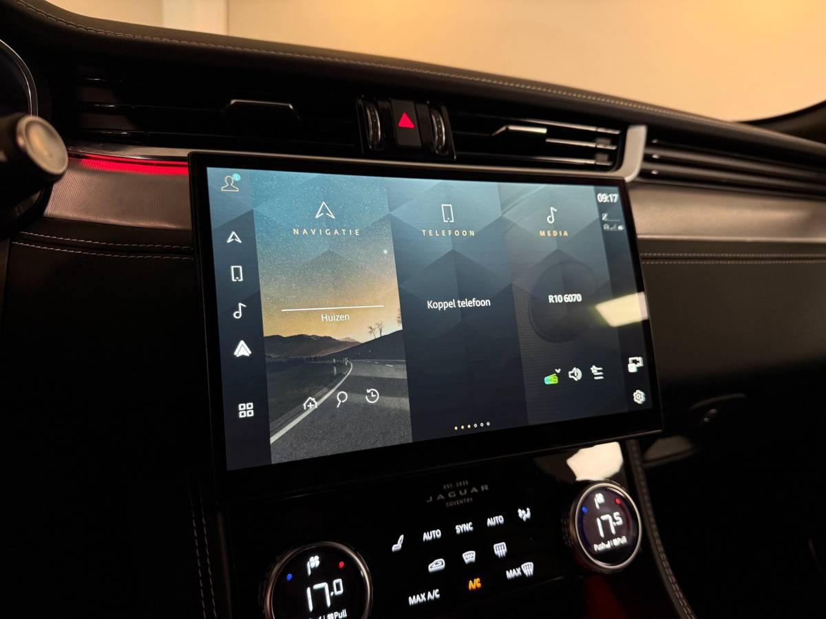 Jaguar F-PACE Jaguar F-PACE 2.0 P400e PHEV R-Dynamic *404Pk! Dealer OH|Meridian|Memory|Elektr.trekhaak/achterklep|Adapt.Cruise
