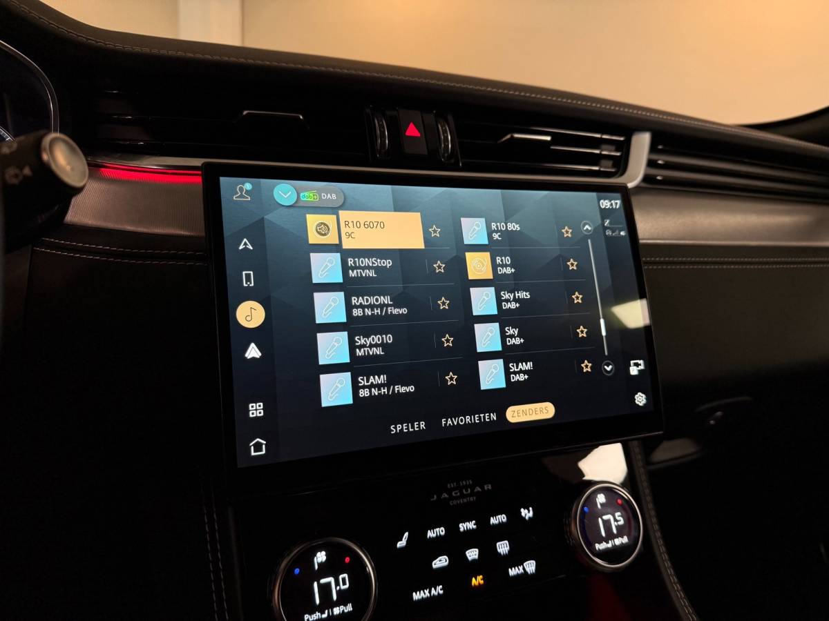 Jaguar F-PACE Jaguar F-PACE 2.0 P400e PHEV R-Dynamic *404Pk! Dealer OH|Meridian|Memory|Elektr.trekhaak/achterklep|Adapt.Cruise
