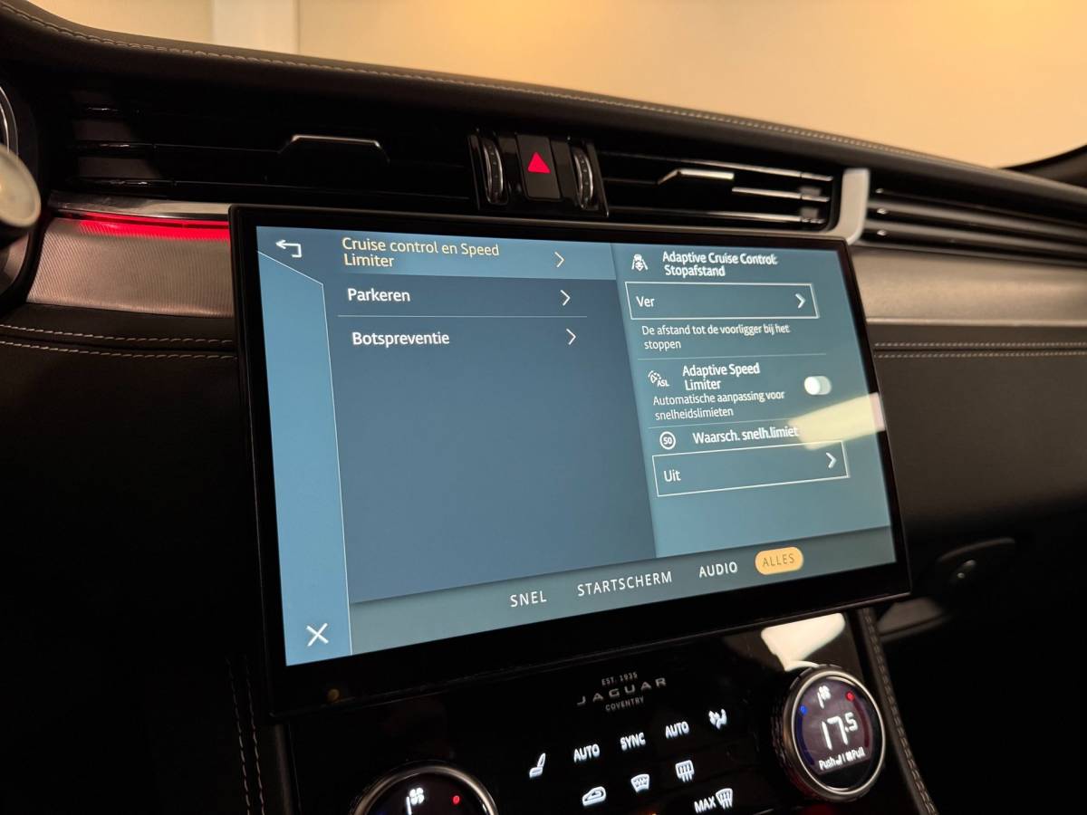 Jaguar F-PACE Jaguar F-PACE 2.0 P400e PHEV R-Dynamic *404Pk! Dealer OH|Meridian|Memory|Elektr.trekhaak/achterklep|Adapt.Cruise