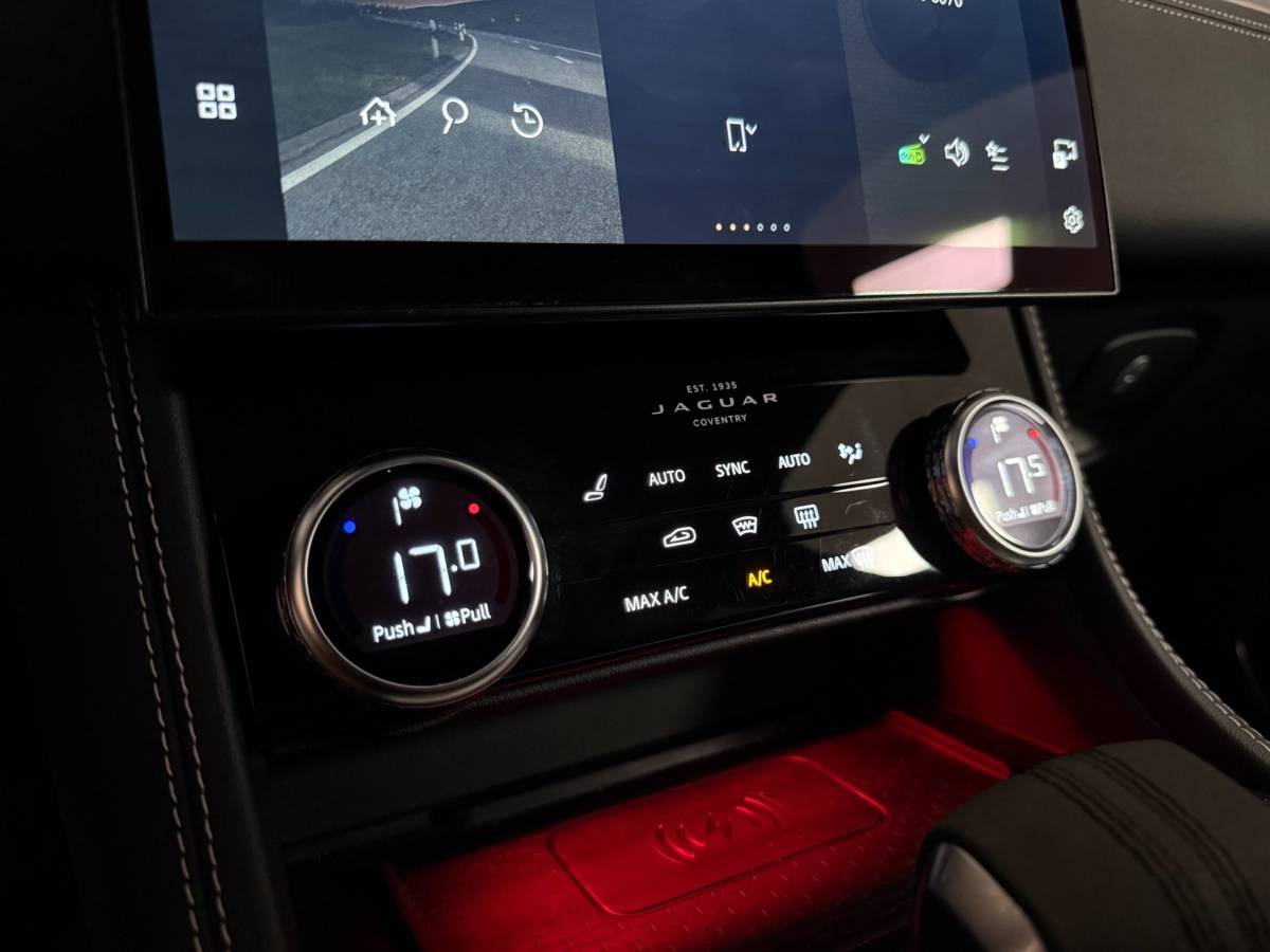 Jaguar F-PACE Jaguar F-PACE 2.0 P400e PHEV R-Dynamic *404Pk! Dealer OH|Meridian|Memory|Elektr.trekhaak/achterklep|Adapt.Cruise