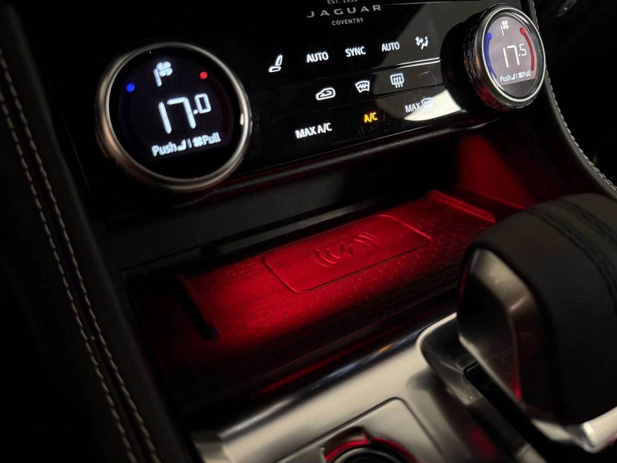 Jaguar F-PACE Jaguar F-PACE 2.0 P400e PHEV R-Dynamic *404Pk! Dealer OH|Meridian|Memory|Elektr.trekhaak/achterklep|Adapt.Cruise