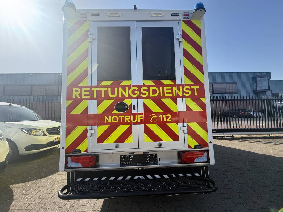 MAN TGE MAN TGE 180 50 180pk Automaat 50 AMBULANCE INCL STRYKER BRANCARD VB Luchtvering