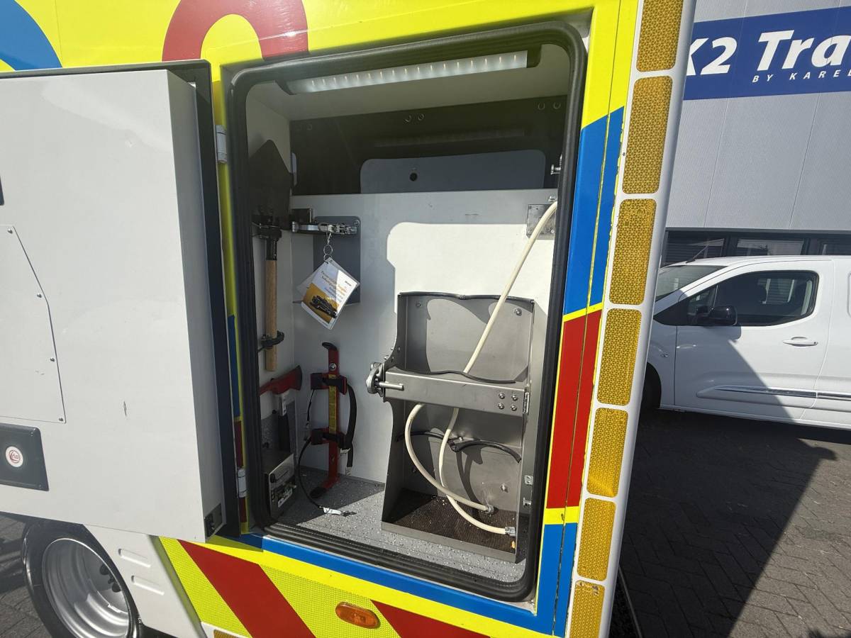 MAN TGE MAN TGE 180 50 180pk Automaat 50 AMBULANCE INCL STRYKER BRANCARD VB Luchtvering