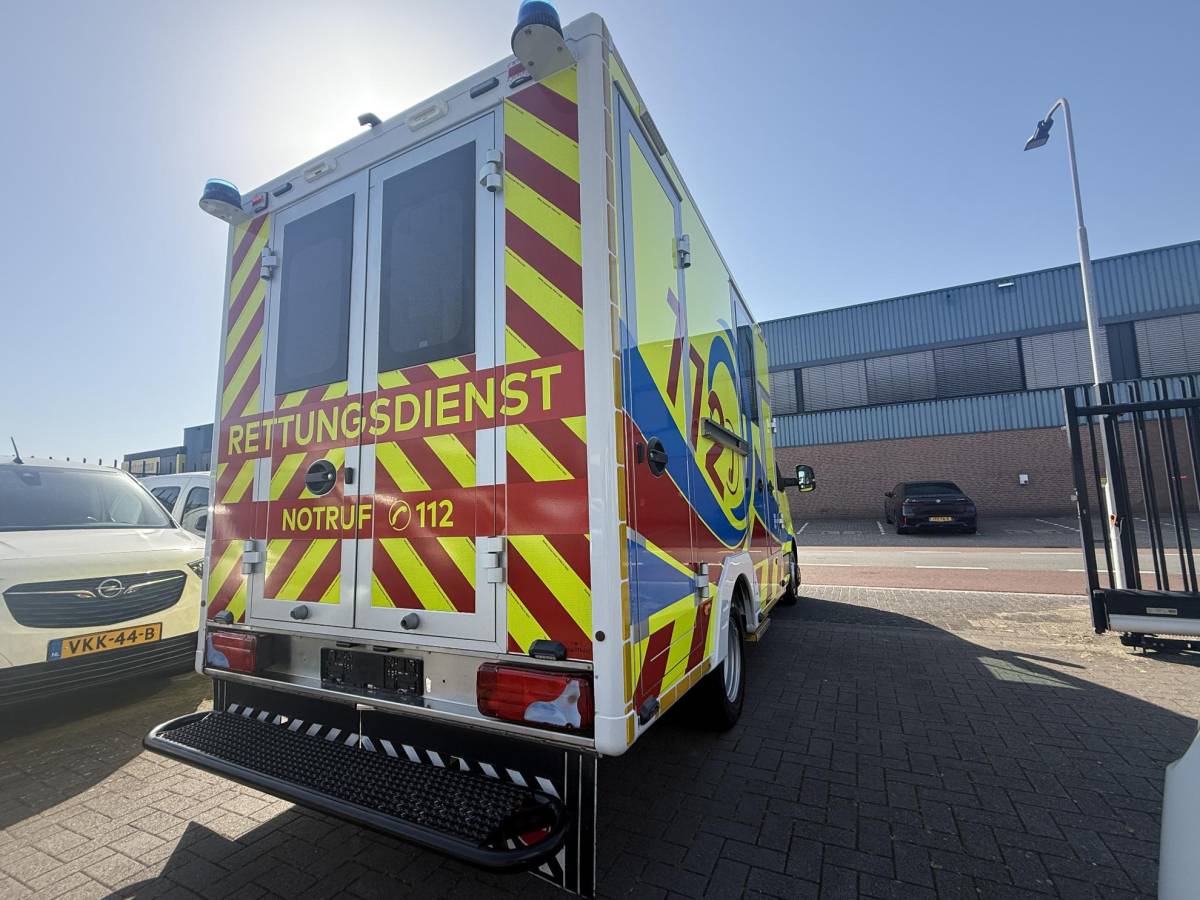 MAN TGE MAN TGE 180 50 180pk Automaat 50 AMBULANCE INCL STRYKER BRANCARD VB Luchtvering