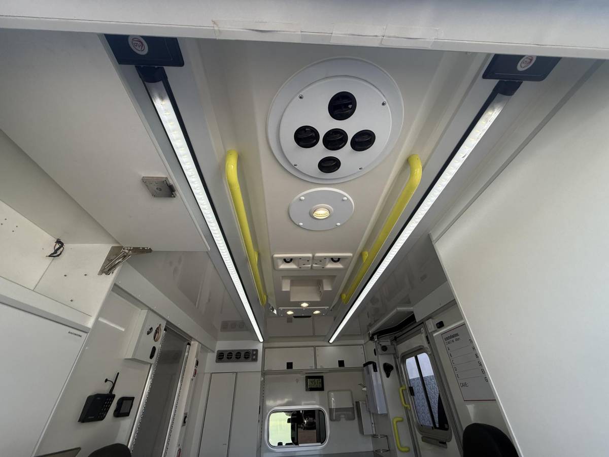 MAN TGE MAN TGE 180 50 180pk Automaat 50 AMBULANCE INCL STRYKER BRANCARD VB Luchtvering